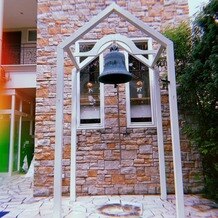 The ORANGER GARDEN ISUZUGAWA （ザ・オランジェガーデン五十鈴川）の画像｜庭にある鐘を鳴らし、ゲストみなさんと記念撮影しました。