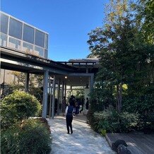 The ORANGER GARDEN ISUZUGAWA （ザ・オランジェガーデン五十鈴川）の写真｜ゲストの待機場所から挙式会場までの道です