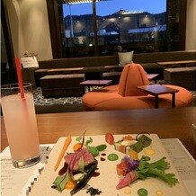 川原町倶楽部　ラ・ルーナ　ピエーナの画像｜試食会での料理と窓から見える景色の雰囲気