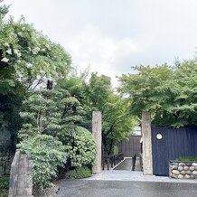 川原町倶楽部　ラ・ルーナ　ピエーナの画像｜焼杉と石垣