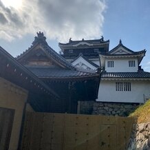 龍城神社の写真｜20人ぐらいの披露宴会場のお庭からの景色。城を拝める