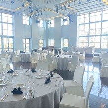 プレミアホテル門司港（旧　門司港ホテル）の写真｜カーテンを開けた披露宴会場