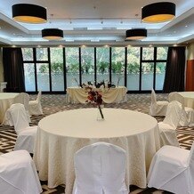 神宮会館の画像｜2階の会場です。外の自然も感じられる素敵な空間です。