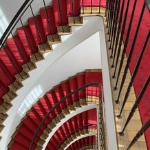 神戸北野ホテルの画像｜赤こカーペットがドレスに映えます。