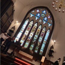 ＳＴ. ＭＡＲＧＡＲＥＴ　ＷＥＤＤＩＮＧ（セント・マーガレット　ウエディング）の画像｜会場内です。ステンドグラスがが大きく綺麗でした。