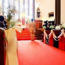 ＳＴ. ＭＡＲＧＡＲＥＴ　ＷＥＤＤＩＮＧ（セント・マーガレット　ウエディング）の画像｜新郎が新婦の入場を待っているところ。