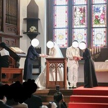 ＳＴ. ＭＡＲＧＡＲＥＴ　ＷＥＤＤＩＮＧ（セント・マーガレット　ウエディング）の画像｜ユニティセレモニー。両家母よりマーガレットを受け取ります