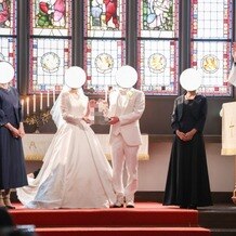 ＳＴ. ＭＡＲＧＡＲＥＴ　ＷＥＤＤＩＮＧ（セント・マーガレット　ウエディング）の画像｜サインした結婚証明書を披露。両家母も一緒に祭壇へ