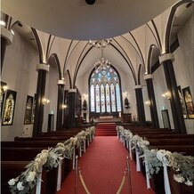 ＳＴ. ＭＡＲＧＡＲＥＴ　ＷＥＤＤＩＮＧ（セント・マーガレット　ウエディング）の画像｜実際にイギリスの教会で使用されていたベンチやステンドグラスを使用している会場。