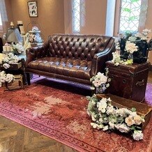 ＳＴ. ＭＡＲＧＡＲＥＴ　ＷＥＤＤＩＮＧ（セント・マーガレット　ウエディング）の画像｜新郎新婦のソファ席