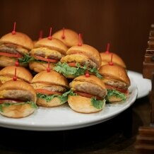 ＴＨＥ ＧＲＡＮ ＳＵＩＴＥ（ザ・グランスイート）の写真｜前菜ブッフェには可愛らしいハンバーガーも用意していただきました。