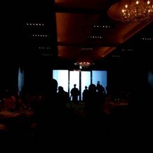 姫路モノリス　旧逓信省姫路別館（ＨＩＭＥＪＩ　ＭＯＮＯＬＩＴＨ）の写真｜シルエット入場の時です