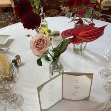 芦屋モノリス　旧逓信省芦屋別館（国登録有形文化財）の画像｜ゲストテーブルの装花は、ダリアをメインにお願いしました。