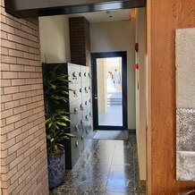 アマンダンテラス（ＡＭＡＮＤＡＮ　ＴＥＲＲＡＣＥ）の写真｜受付から見えるチャペル