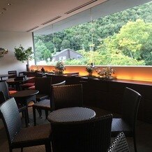 京都　北山モノリス（ＫＹＯＴＯ　ＫＩＴＡＹＡＭＡ　ＭＯＮＯＬＩＴＨ）の画像｜2階待合スペース