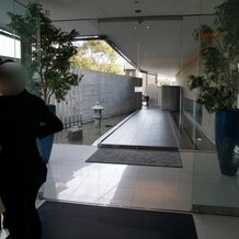 京都　北山モノリス（ＫＹＯＴＯ　ＫＩＴＡＹＡＭＡ　ＭＯＮＯＬＩＴＨ）の画像｜エントランス中側から見たエントランスまでの通路