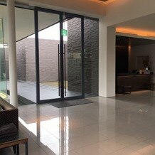 京都　北山モノリス（ＫＹＯＴＯ　ＫＩＴＡＹＡＭＡ　ＭＯＮＯＬＩＴＨ）の画像｜チャペル入口付近