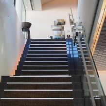 京都　北山モノリス（ＫＹＯＴＯ　ＫＩＴＡＹＡＭＡ　ＭＯＮＯＬＩＴＨ）の画像｜2階待合までの階段