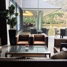 京都　北山モノリス（ＫＹＯＴＯ　ＫＩＴＡＹＡＭＡ　ＭＯＮＯＬＩＴＨ）の画像｜1階待合スペース