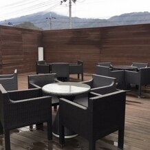 京都　北山モノリス（ＫＹＯＴＯ　ＫＩＴＡＹＡＭＡ　ＭＯＮＯＬＩＴＨ）の画像｜2階待合スペース(外)