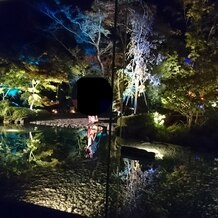 京都　北山モノリス（ＫＹＯＴＯ　ＫＩＴＡＹＡＭＡ　ＭＯＮＯＬＩＴＨ）の画像｜庭園からの新郎新婦登場