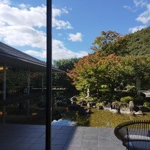 京都　北山モノリス（ＫＹＯＴＯ　ＫＩＴＡＹＡＭＡ　ＭＯＮＯＬＩＴＨ）の画像｜会場ロビーからの庭園