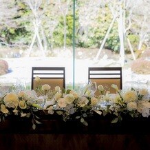 京都　北山モノリス（ＫＹＯＴＯ　ＫＩＴＡＹＡＭＡ　ＭＯＮＯＬＩＴＨ）の写真｜高砂、ゲストテーブルすべて白いお花で統一していただきました