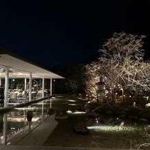 京都　北山モノリス（ＫＹＯＴＯ　ＫＩＴＡＹＡＭＡ　ＭＯＮＯＬＩＴＨ）の写真｜夜の披露宴会場