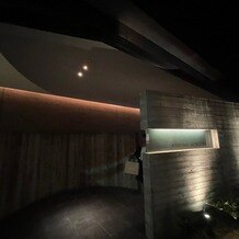 京都　北山モノリス（ＫＹＯＴＯ　ＫＩＴＡＹＡＭＡ　ＭＯＮＯＬＩＴＨ）の写真｜夜の外観