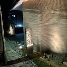 京都　北山モノリス（ＫＹＯＴＯ　ＫＩＴＡＹＡＭＡ　ＭＯＮＯＬＩＴＨ）の写真｜入口