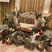 ヴィラ・グランディス　ウエディングリゾート　TOYAMAの写真｜雨で、ガーデン挙式の際に飾る予定だった装花を、披露宴の高砂に追加していただき、とても豪華に。