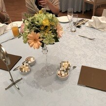 グレイスヒル・オーシャンテラスの画像｜参列席のテーブルです。
大人っぽくてお花はさりげに可愛らしく、素敵でした。