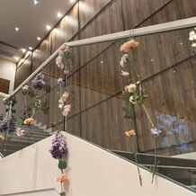 グレイスヒル・オーシャンテラスの写真｜階段の花飾り