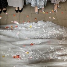 ヴァンレーヴ大分フォレストテラスの画像｜新婦のフラワーシャワー　の後の
ドレスに花が綺麗