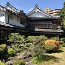 京都洛東迎賓館の画像｜日本庭園から見る会場