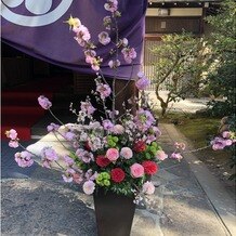 京都洛東迎賓館の画像｜入り口前の大きな生花