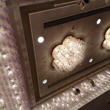 フルーツパーク富士屋ホテルの画像｜シャンデリアが花の形をしていてとてもかわいいです。