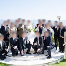 フルーツパーク富士屋ホテルの画像｜富士山を望めるロケーションで友人と集合写真