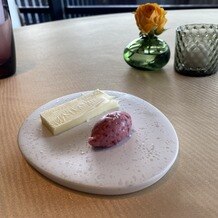 IRIS WATER TERRACE AYAMEIKEの写真｜パンにつけるバター2種
ピンクの方は、ハーブを使用してる