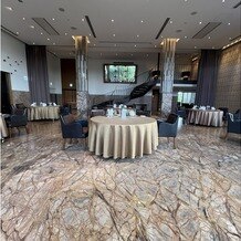IRIS WATER TERRACE AYAMEIKEの画像｜天井が高く開放感があります。