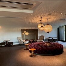 IRIS WATER TERRACE AYAMEIKEの写真｜挙式までのゲストの待合ロビーの写真です。