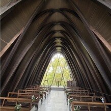 IRIS WATER TERRACE AYAMEIKEの写真｜自然の見える、綺麗な挙式会場