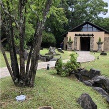 THE HILLTOP TERRACE NARA（ザ・ヒルトップテラス奈良）の画像｜本館から少し歩いたところに挙式会場があります。