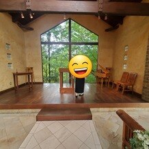 THE HILLTOP TERRACE NARA（ザ・ヒルトップテラス奈良）の写真｜全面が窓になっていて、自然を感じられる。