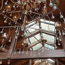 THE HILLTOP TERRACE NARA（ザ・ヒルトップテラス奈良）の写真｜大きなシャンデリアも素敵でした。