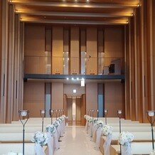 会津・東山温泉　御宿 東鳳の画像｜式当日、チャペル2階の聖歌隊とオルガンの生演奏の中、ゲストと新郎新婦を迎えます。