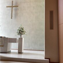 会津・東山温泉　御宿 東鳳の写真｜祭壇の壁には十字架が刻まれています。