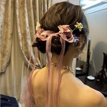 神戸北野サッスーン邸の写真｜花屋さんに髪飾り、メイクさんにリボンの調整をしてもらいました　アクセサリーは持ち込みです
