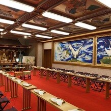 ホテル雅叙園東京の画像｜赤い絨毯と壁の木の絵が素敵