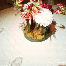 ホテル雅叙園東京の画像｜見学の日に飾られていたテーブルの装花。小さな庭のようになっていて素敵でした。